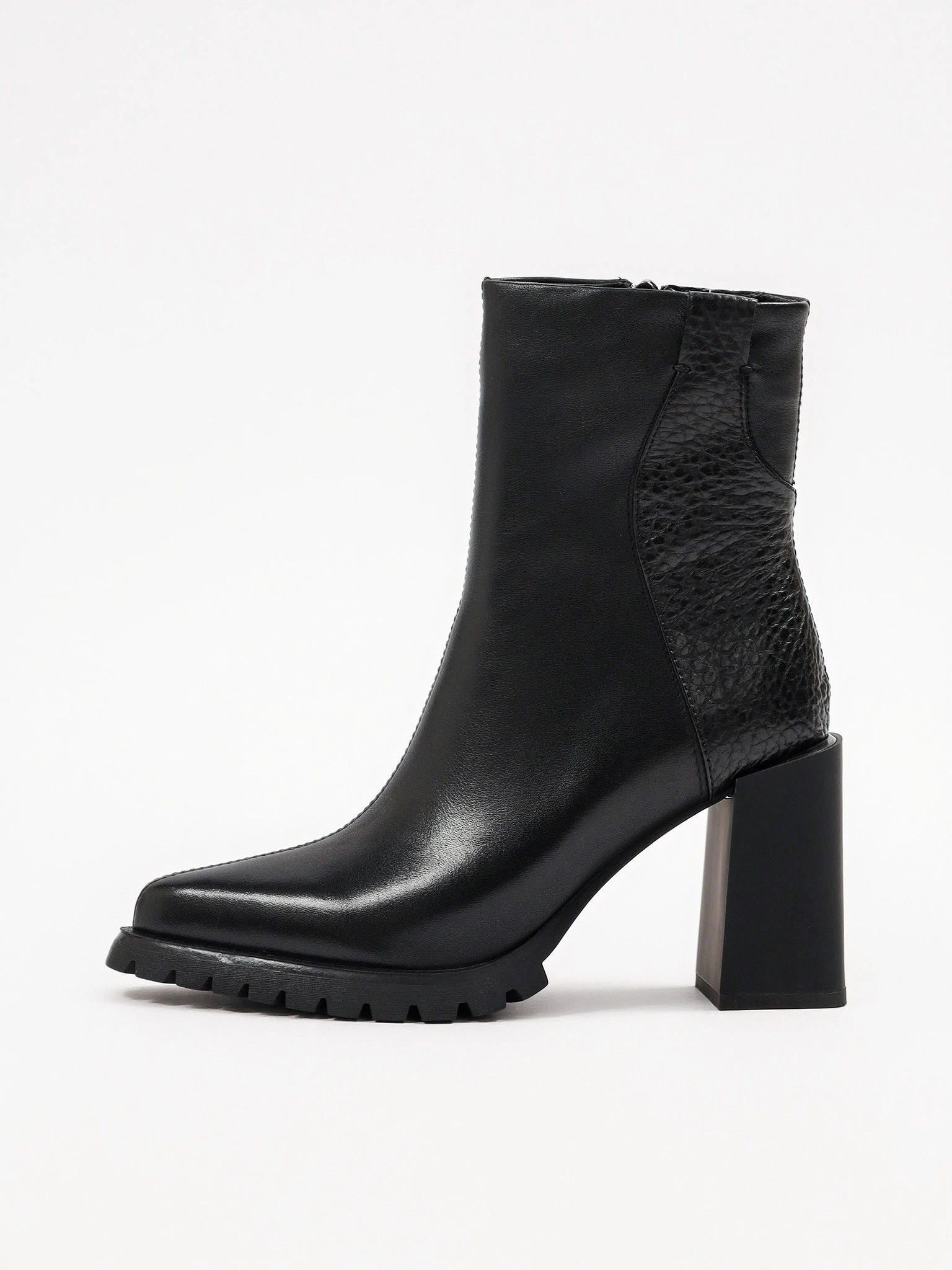 Ботильоны черного цвета на высоком каблуке